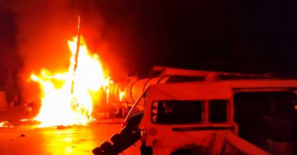 Se incendia camión con material inflamable tras chocar con una combi en Ecatepec