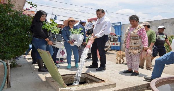 Cumple Armenta y mantiene su compromiso de apoyar con pipas de agua a colonias de Puebla