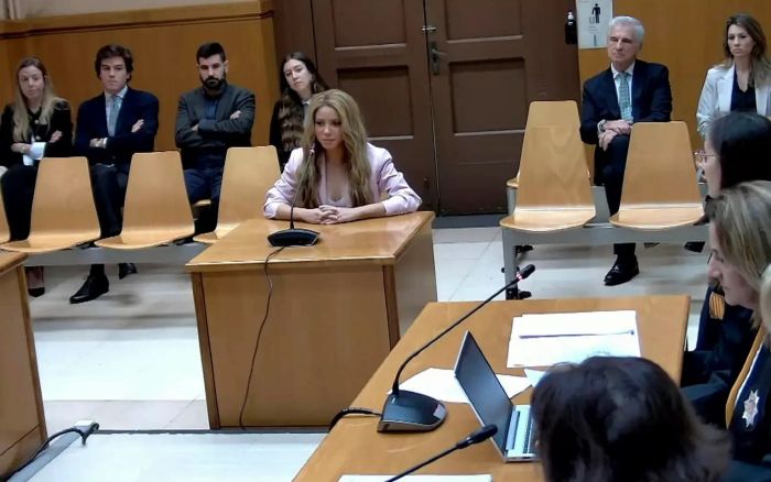 Pacta Shakira multa millonaria y admite fraude en España