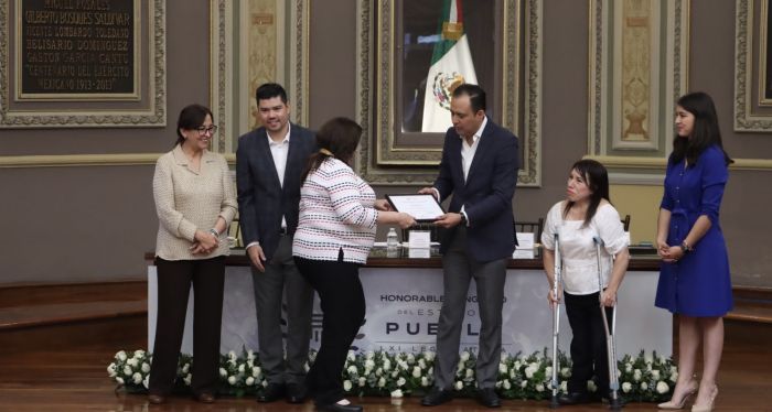 Entregan reconocimientos a trabajadoras y trabajadores del Poder Legislativo