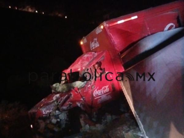 Vuelca camión de Coca-Cola entre Tepexco y Calmeca