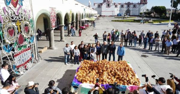Reparten hojaldra monumental en San Pedro Cholula, participaron 15 panaderías