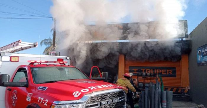 Arde ferretería de Atlixco, reportan solo daños materiales