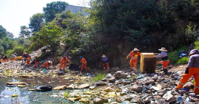 Realizan limpieza en la barranca de Acoco-Alseseca