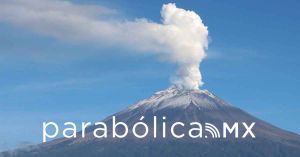 Lanza Popocatépetl fumarola de vapor de 2 kilómetros