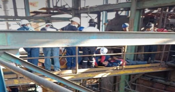 Sufre obrero una aparatosa caída en el Ingenio Azucarero de Atencingo