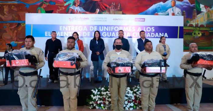 Entrega Mundo Tlatehui uniformes a elementos de la guardia ciudadana