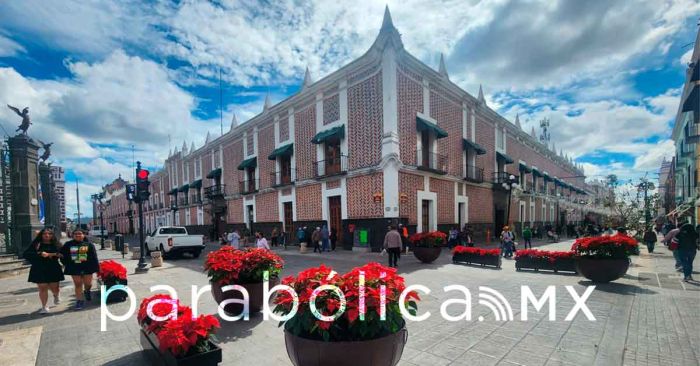 Decoran con flores de nochebuena el Centro Histórico de Puebla