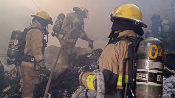 Sofocan bomberos incendio en baños de la colonia Naciones Unidas