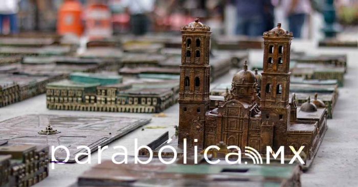 Supervisa Eduardo Rivera traslado de la maqueta de la ciudad al Zócalo