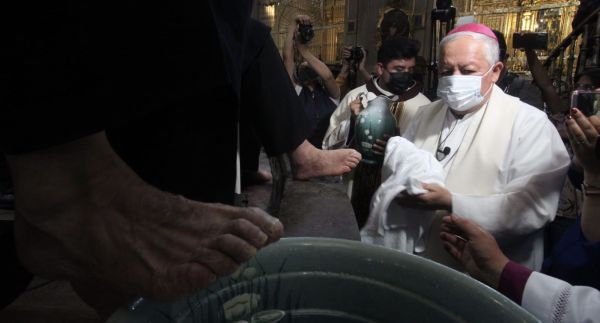 Realiza Arzobispo el lavatorio de pies con ancianos del Asilo de“Santa Inés”