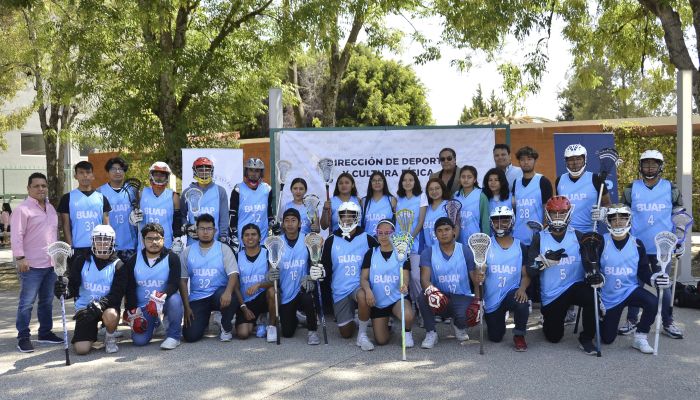 Entrega BUAP uniformes al equipo de lacrosse