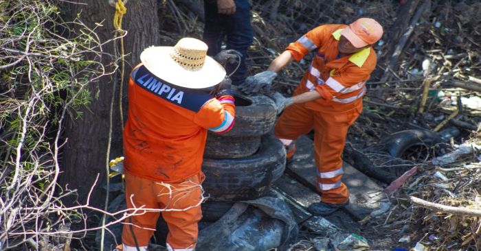 Retiran 11 toneladas de llantas del río Atoyac