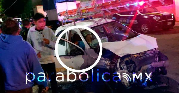 Choca contra 7 autos, atropella a 2 personas y huye cerca del Mercado Zapata