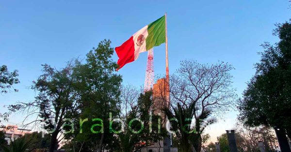 Dan mantenimiento al asta Bandera de bulevar Hermanos Serdán