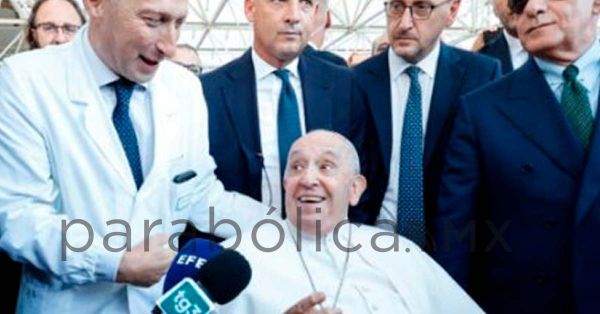 “Todavía vivo”, dan de alta al papa Francisco tras operación