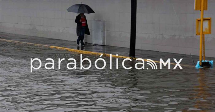 Sorprenden intensas lluvias a la capital poblana