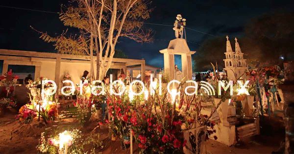 “La noche que nadie duerme”, ilumina el panteón de Xochitlán Todos Santos