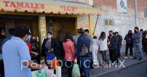 Poblanos hacen largas filas para los tamales en el Día de la Candelaria