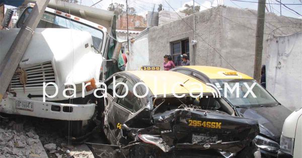 Colisiona torton con 4 autos en la colonia Héroes 5 de Mayo