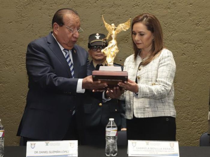 Recibe Gaby Bonilla galardón por labor altruista en Puebla