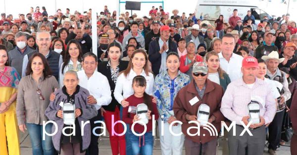 Encabeza Gaby Bonilla en el municipio de Lafragua la entrega de aparatos auditivos