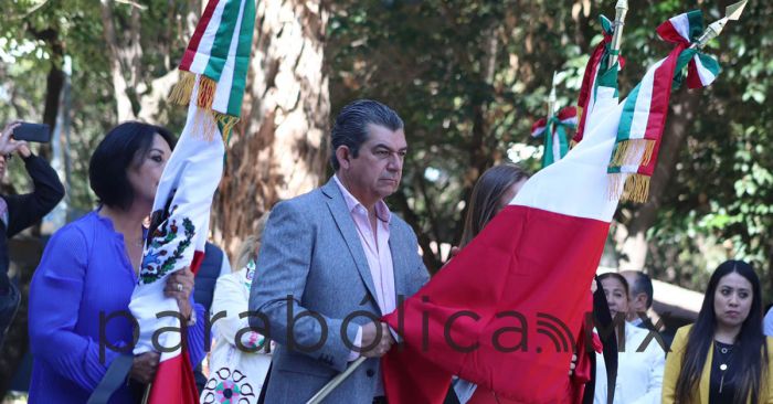 Abandera ayuntamiento de Puebla a escuelas, juntas auxiliares e inspectorías