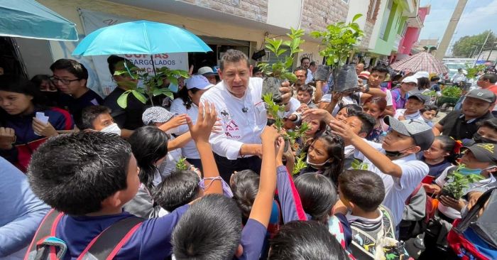 Cumple Armenta palabra de apoyar con agua a familias del norte de la capital