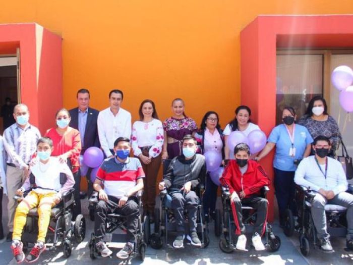 Con entrega de sillas de ruedas, gobierno de Puebla mejora calidad de vida de jóvenes con discapacidad