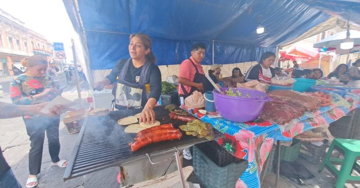 Disfrutan chalupas, quesadillas, pozole y cacao en el corredor gastronómico de Puebla