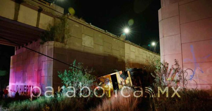 Cae camión de Periférico en el puente de Valsequillo