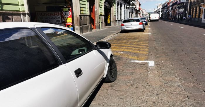 Inmovilizan 10 vehículos por esconder sus placas en Parquímetros