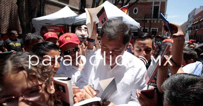 Noroña regala libros en la Plaza de la Democracia