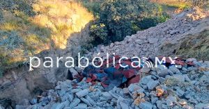Denuncian pobladores de San Sebastián Aparicio tiradero de escombro en faldas de La Malinche