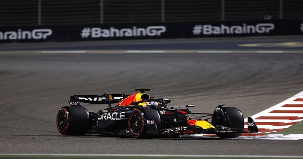 Le gana Verstappen a Checo Pérez