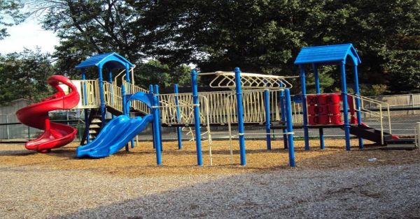 Cae niña de resbaladilla en el kínder y muere