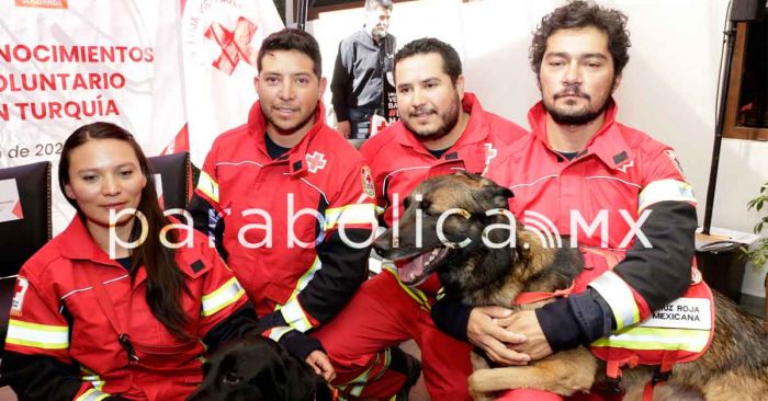 Condecora Cruz Roja de Puebla a binomios caninos que asistieron a Turquía