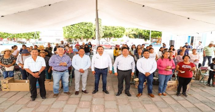 Entregan en San Andrés Cholula paquetes de aves de traspatio