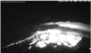 Cimbra de madrugada varios municipios explosión del Popocatépetl