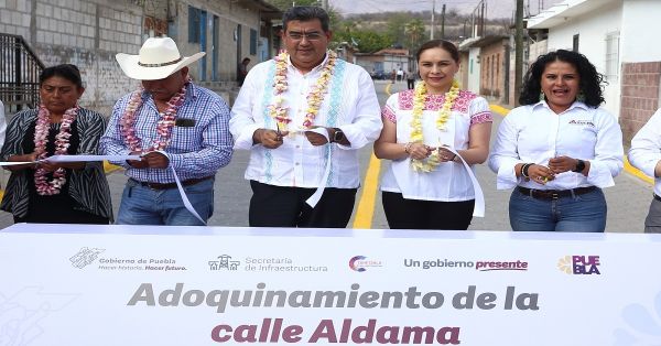 Entregan infraestructura carretera en Santa María Cohetzala