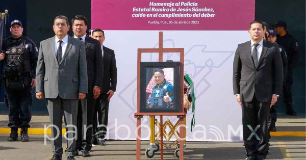 Homenajean Ejecutivo y Policía Estatal al Policía Ramiro abatido en Zacatlán