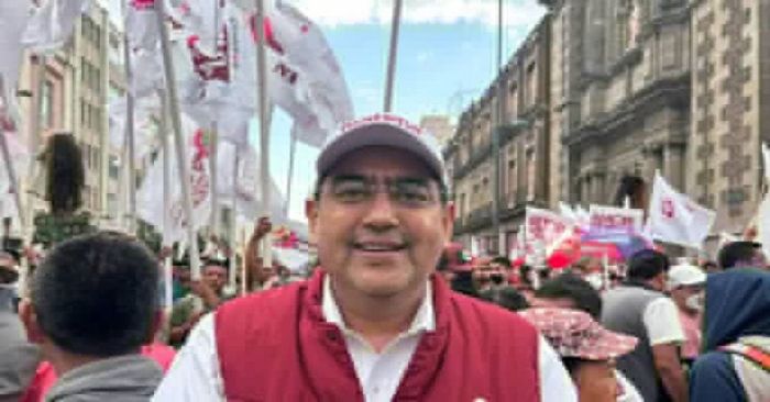 Acompaña Sergio Salomón a AMLO en la marcha por los 85 años de la Expropiación Petrolera