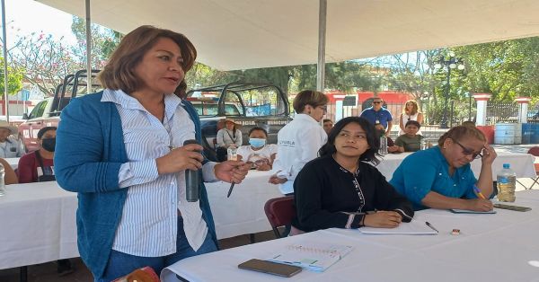 Reciben capacitación productores y comercializadores de mezcal