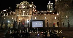 Proyectan cine de Guillermo del Toro en el Zócalo de la ciudad