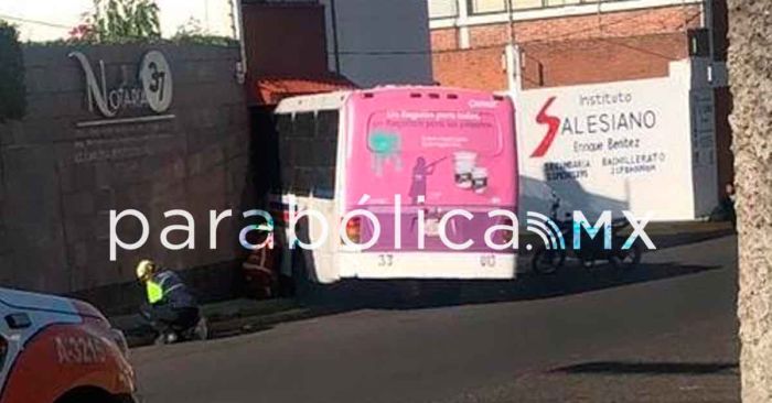 Se incrusta camión en una casa en Ladrillera de Benítez