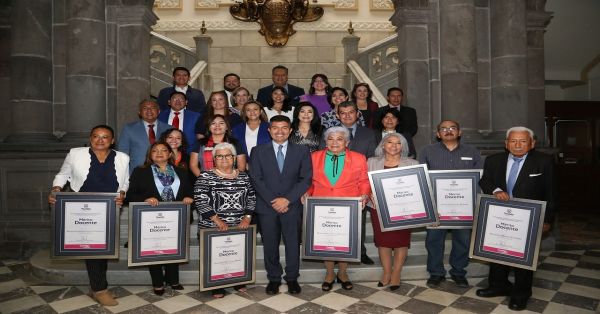 Entregan Distinciones al M&eacute;rito Docente en Puebla capital