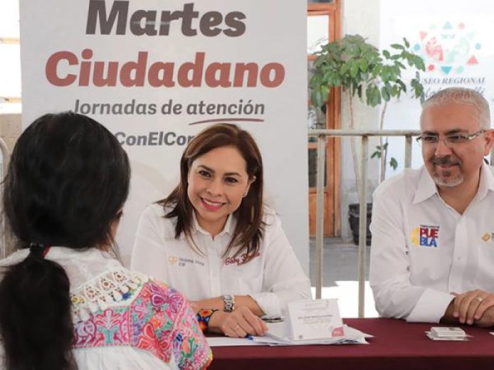 En “Martes Ciudadano”, SEDIF favorece a habitantes de Zacapoaxtla con lentes y sillas de ruedas