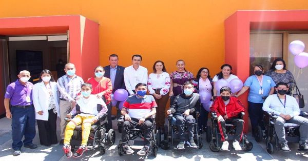 Entregan apoyos a jóvenes con discapacidad en Puebla