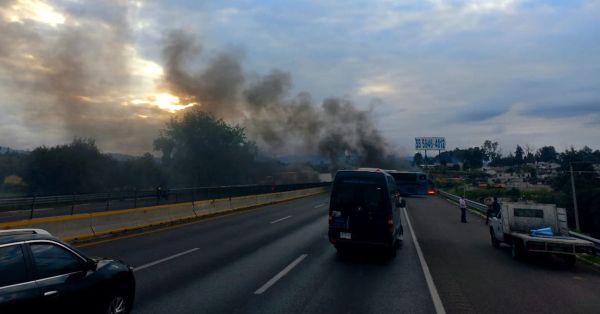 Genera bloqueo en la México-Puebla caos y asaltos