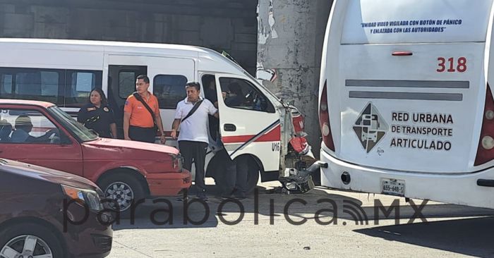 Chocan unidad de transporte público y camioneta particular en la 11 Sur